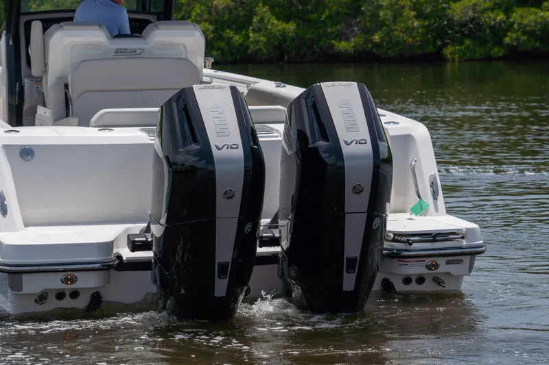 Slide: The Image of Boston Whaler 330 Outrage 2026 - 4