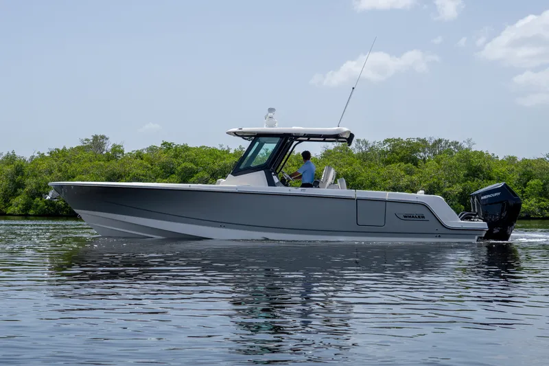 Slide: The Image of Boston Whaler 330 Outrage 2026 - 33