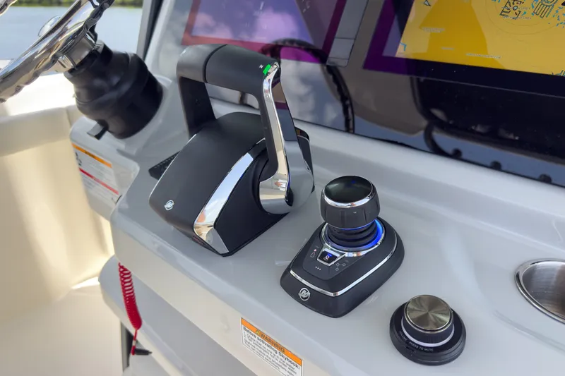 Slide: The Image of Boston Whaler 330 Outrage 2026 - 12