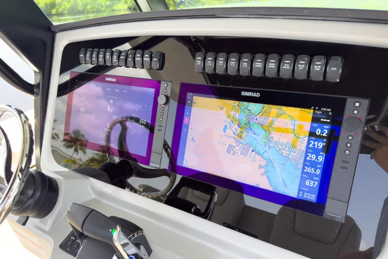 Slide: The Image of Boston Whaler 330 Outrage 2026 - 11