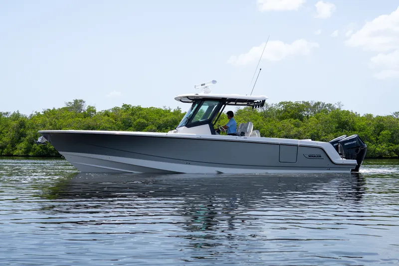 Slide: The Image of Boston Whaler 330 Outrage 2026 - 32