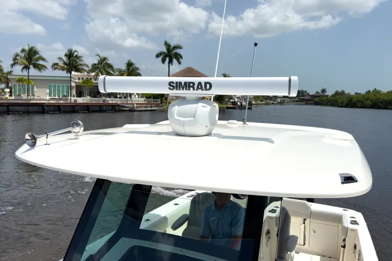 Slide: The Image of Boston Whaler 330 Outrage 2026 - 22
