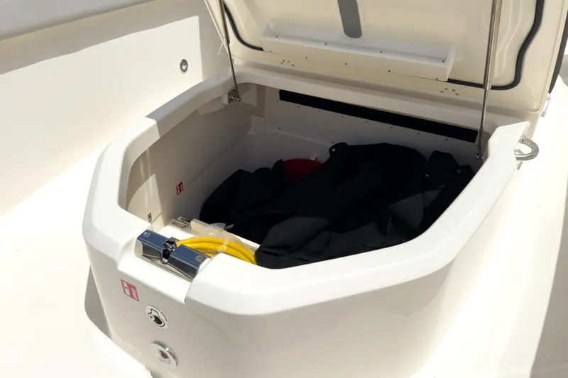 Slide: The Image of Boston Whaler 330 Outrage 2026 - 19