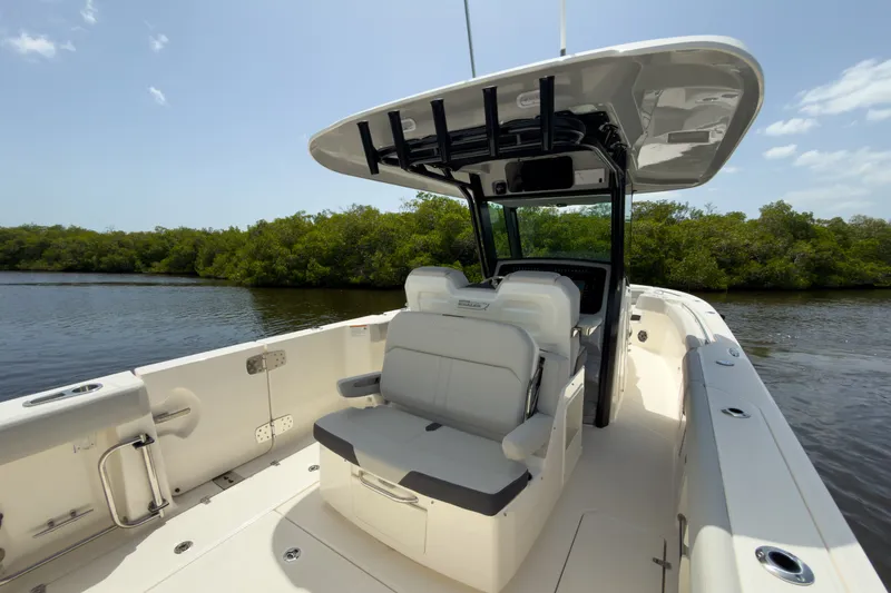 Slide: The Image of Boston Whaler 330 Outrage 2026 - 5