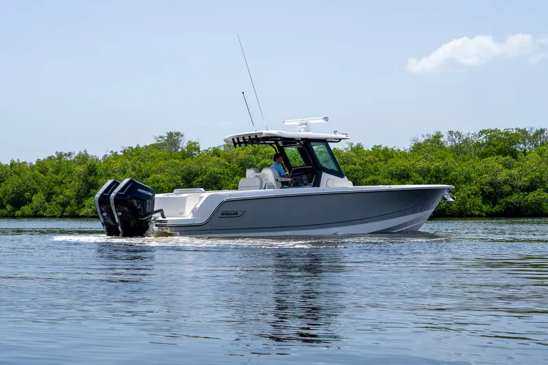 Slide: The Image of Boston Whaler 330 Outrage 2026 - 3