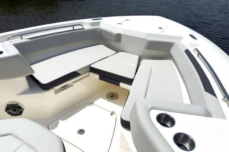 Slide: The Image of Boston Whaler 330 Outrage 2026 - 20