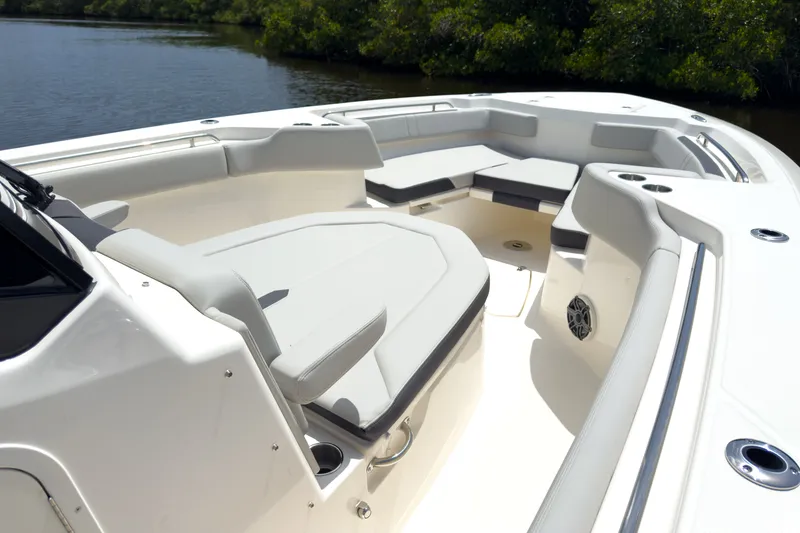 Slide: The Image of Boston Whaler 330 Outrage 2026 - 17
