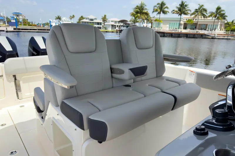 Slide: The Image of Boston Whaler 330 Outrage 2026 - 13