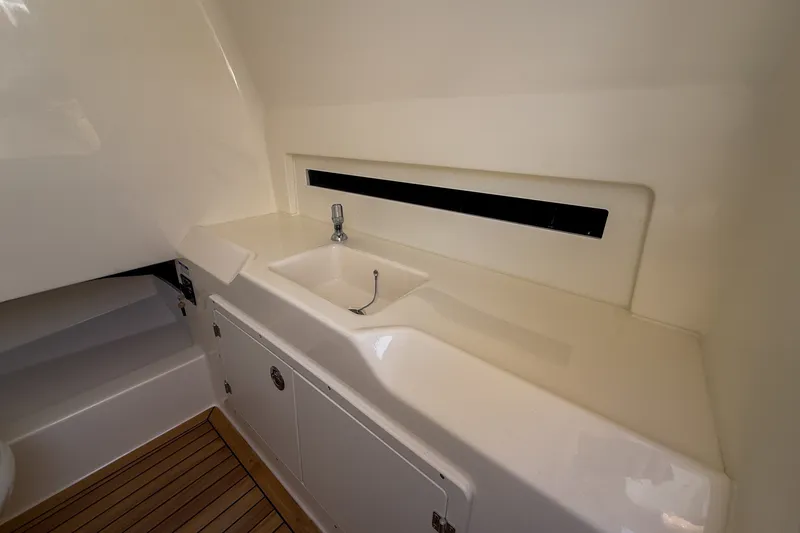 Slide: The Image of Boston Whaler 330 Outrage 2026 - 16