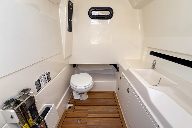Slide: The Image of Boston Whaler 330 Outrage 2026 - 15