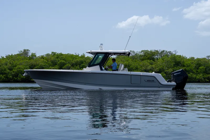 Slide: The Image of Boston Whaler 330 Outrage 2026 - 25