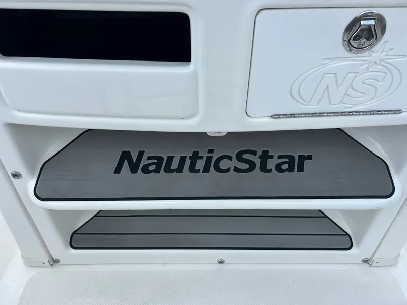 Slide: The Image of NauticStar 2102 LEGACY 2021 - 15