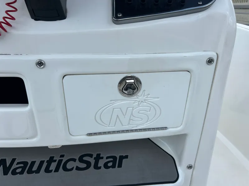 Slide: The Image of NauticStar 2102 LEGACY 2021 - 14