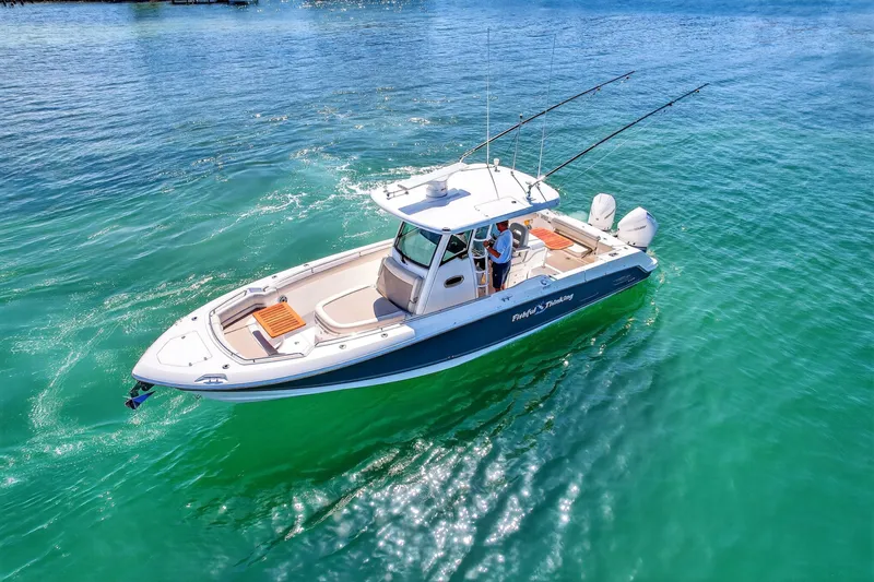 Slide: The Image of Boston Whaler 330 OUTRAGE 2021 - 11