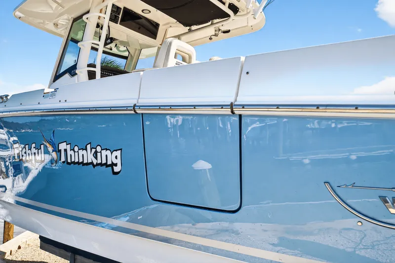 Slide: The Image of Boston Whaler 330 OUTRAGE 2021 - 18