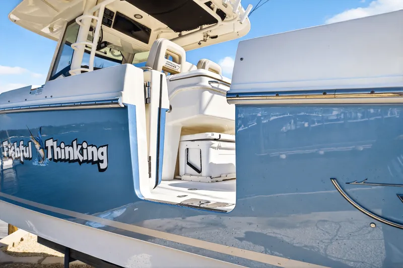 Slide: The Image of Boston Whaler 330 OUTRAGE 2021 - 19