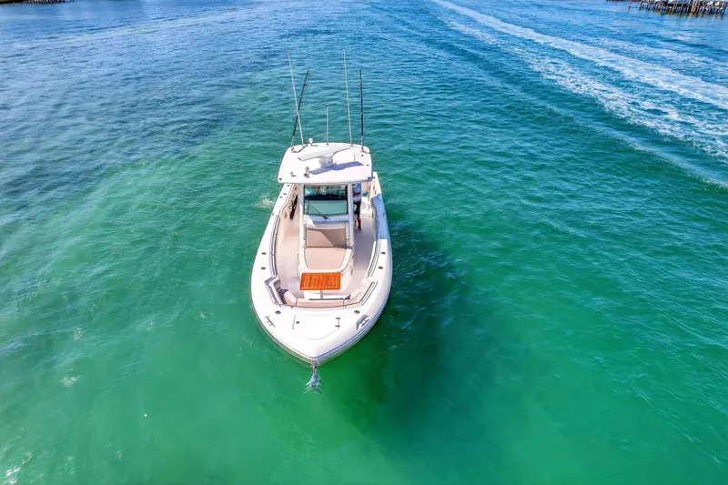 Slide: The Image of Boston Whaler 330 OUTRAGE 2021 - 2