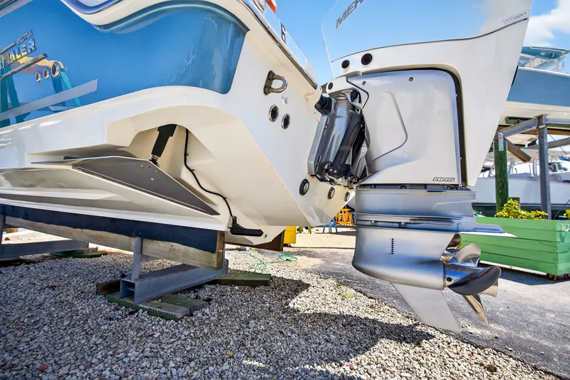 Slide: The Image of Boston Whaler 330 OUTRAGE 2021 - 23