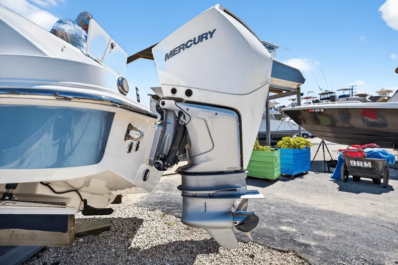 Slide: The Image of Boston Whaler 330 OUTRAGE 2021 - 24