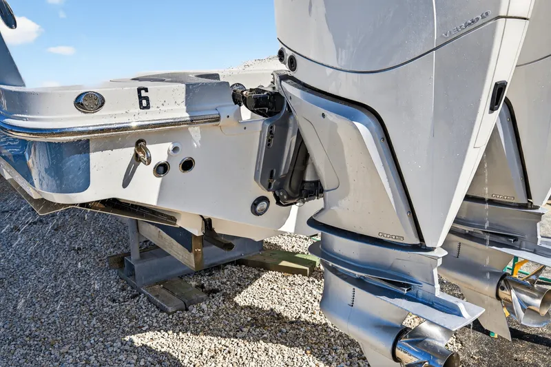 Slide: The Image of Boston Whaler 330 OUTRAGE 2021 - 25