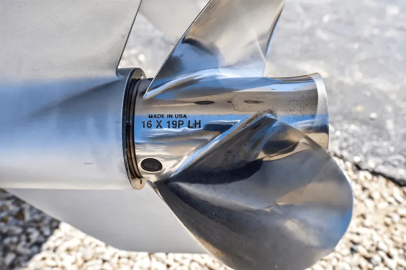 Slide: The Image of Boston Whaler 330 OUTRAGE 2021 - 26