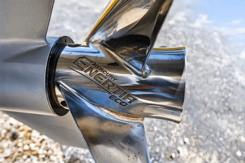 Slide: The Image of Boston Whaler 330 OUTRAGE 2021 - 27