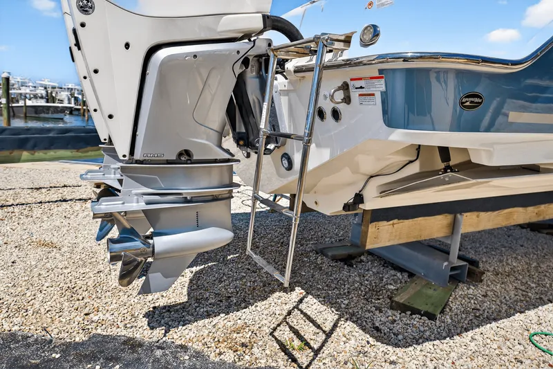 Slide: The Image of Boston Whaler 330 OUTRAGE 2021 - 30