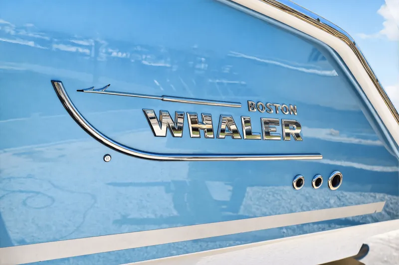 Slide: The Image of Boston Whaler 330 OUTRAGE 2021 - 31