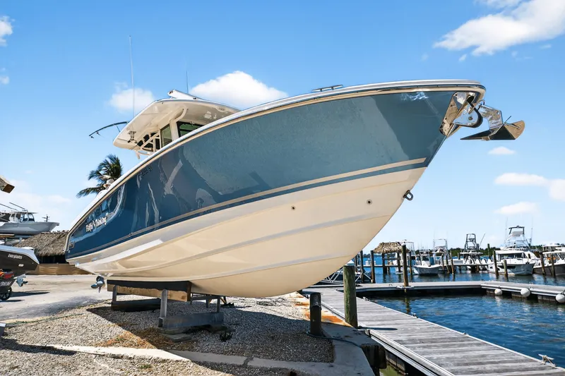 Slide: The Image of Boston Whaler 330 OUTRAGE 2021 - 32