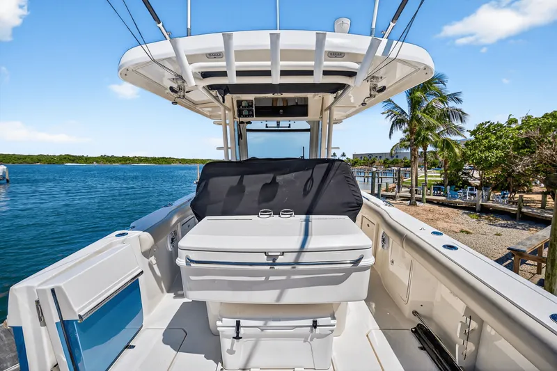 Slide: The Image of Boston Whaler 330 OUTRAGE 2021 - 34