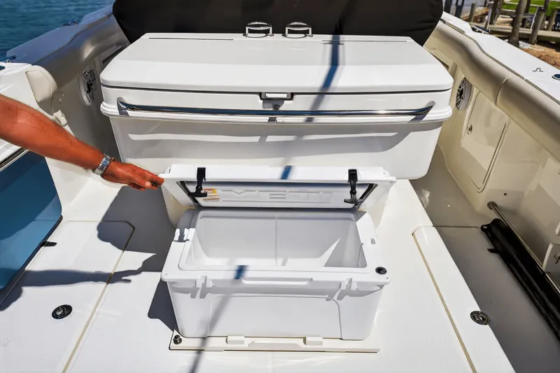 Slide: The Image of Boston Whaler 330 OUTRAGE 2021 - 35