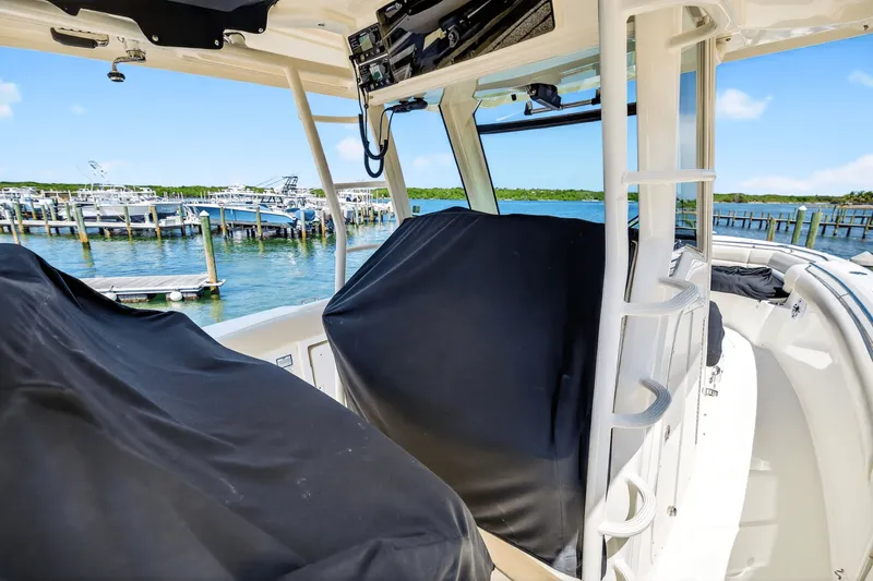 Slide: The Image of Boston Whaler 330 OUTRAGE 2021 - 36