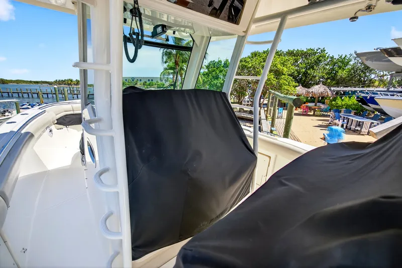 Slide: The Image of Boston Whaler 330 OUTRAGE 2021 - 37