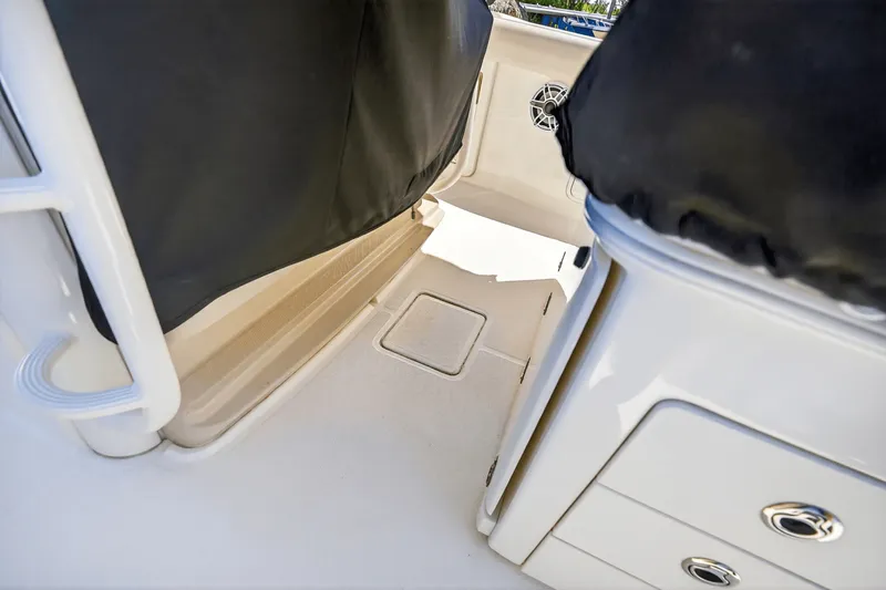 Slide: The Image of Boston Whaler 330 OUTRAGE 2021 - 38