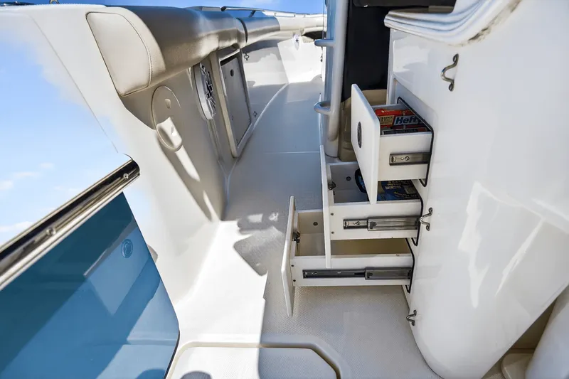 Slide: The Image of Boston Whaler 330 OUTRAGE 2021 - 39
