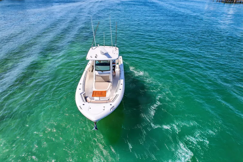 Slide: The Image of Boston Whaler 330 OUTRAGE 2021 - 4