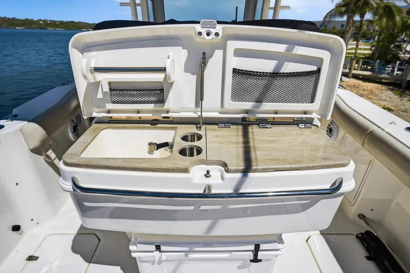 Slide: The Image of Boston Whaler 330 OUTRAGE 2021 - 40