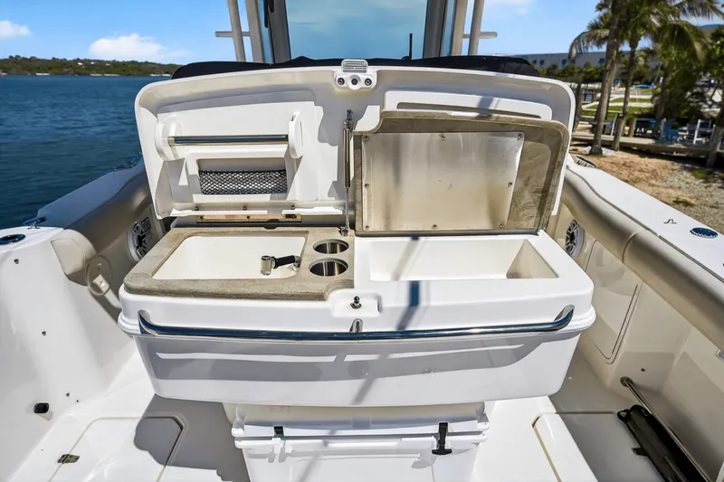 Slide: The Image of Boston Whaler 330 OUTRAGE 2021 - 41