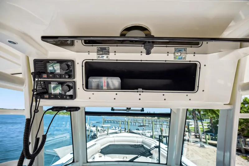 Slide: The Image of Boston Whaler 330 OUTRAGE 2021 - 42