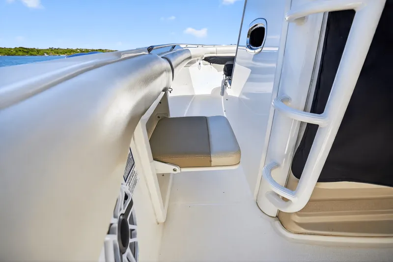 Slide: The Image of Boston Whaler 330 OUTRAGE 2021 - 43