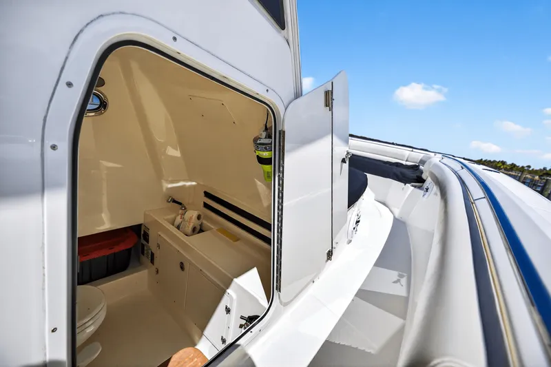 Slide: The Image of Boston Whaler 330 OUTRAGE 2021 - 44