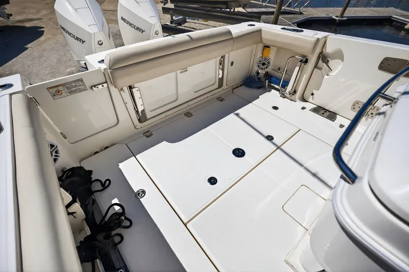 Slide: The Image of Boston Whaler 330 OUTRAGE 2021 - 47