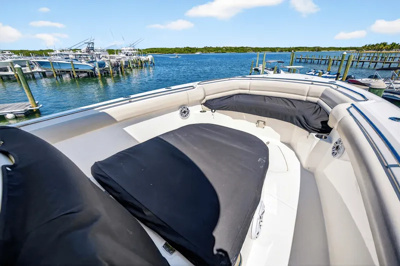 Slide: The Image of Boston Whaler 330 OUTRAGE 2021 - 48