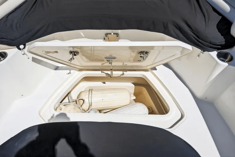 Slide: The Image of Boston Whaler 330 OUTRAGE 2021 - 50