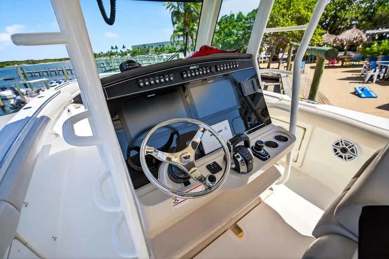 Slide: The Image of Boston Whaler 330 OUTRAGE 2021 - 51