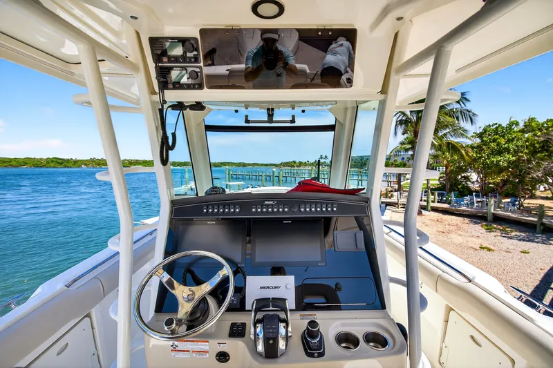 Slide: The Image of Boston Whaler 330 OUTRAGE 2021 - 52