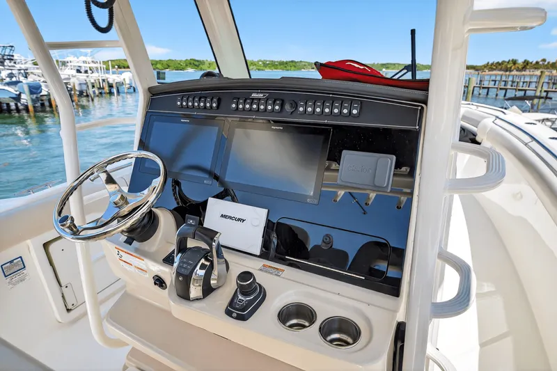 Slide: The Image of Boston Whaler 330 OUTRAGE 2021 - 54