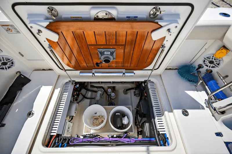 Slide: The Image of Boston Whaler 330 OUTRAGE 2021 - 56