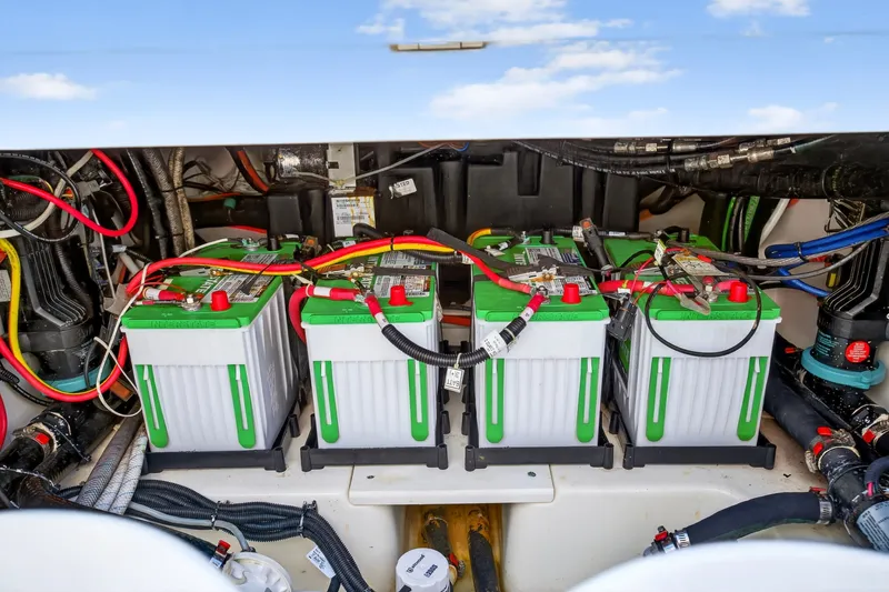 Slide: The Image of Boston Whaler 330 OUTRAGE 2021 - 57