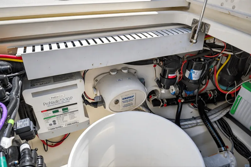 Slide: The Image of Boston Whaler 330 OUTRAGE 2021 - 58